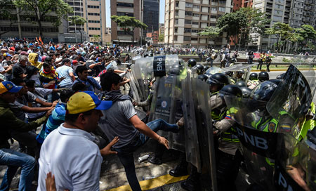 Oposición contra Gobierno en las calles de Caracas