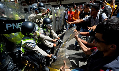 Cerca de 100 policías han sido heridos durante las protestas en Venezuela
