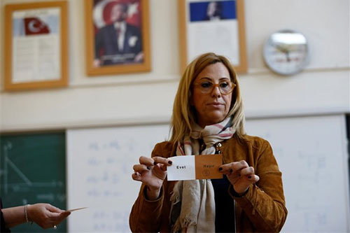 Denuncian votos no sellados en el referéndum de Turquía