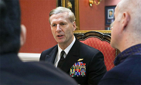 Cesan al comandante de la 7.ª flota de la Armada de EEUU Joseph Aucoin