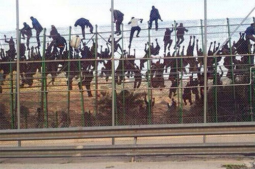El gran salto masivo a la valla fronteriza de Ceuta