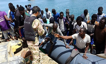 Rescatan a casi 500 personas de un naufragio frente a las costas de Trípoli