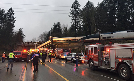 Más de seis muertos por descarrilar un tren en EEUU