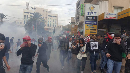 Masiva manifestación de protesta ante la embajada estadounidense en Beirut