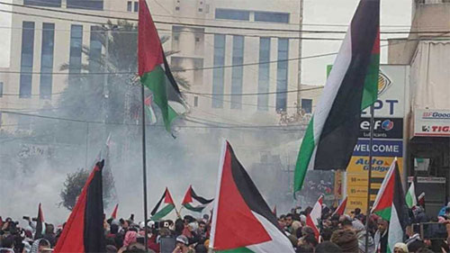 Masiva manifestación de protesta ante la embajada estadounidense en Beirut