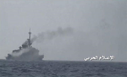 Los yemeníes atacan con un misil una fragata de la agresión saudí