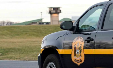 Muere un oficial en un motín en prisión de EEUU