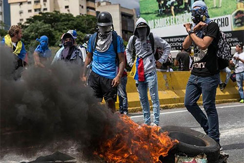 Maduro llama al diálogo y la oposición pide “la toma de Caracas”