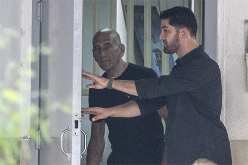 El ex primer ministro israelí, Ehud Olmert, sale en libertad condicional