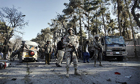 Mueren cuatro policías en un atentado terrorista en Paquistán