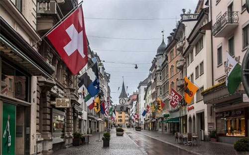 Un hombre armado con una motosierra hiere a cinco personas en Suiza