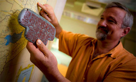 Encuentran un gran pedazo de jade maya