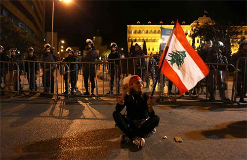 Manifestantes reciben al primer ministro con abucheos y le arrojan objetos