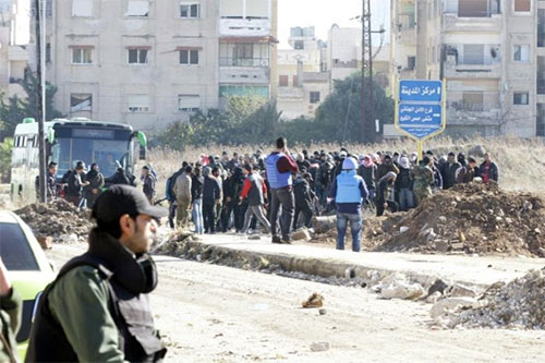 Un segundo grupo de armados abandona el barrio sitiado de Al Waer