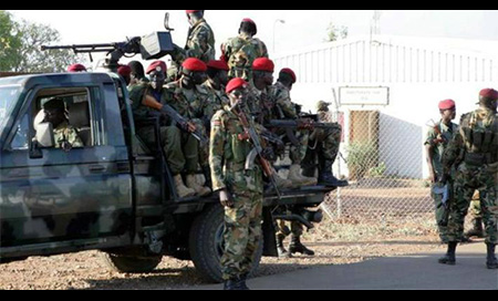 Asesinan al portavoz de la Policía de Uganda y a dos acompañantes