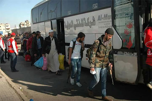 Continúa la evacuación de un barrio sitiado en la ciudad siria de Homs