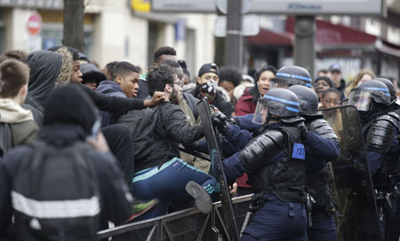 AI condena la brutalidad policial contra los periodistas en Francia
