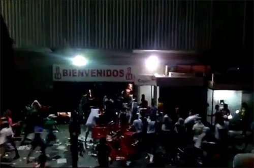 Diez policías heridos en violentos disturbios en una ciudad colombiana