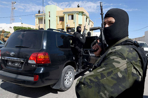 Mueren dos terroristas en un asalto policial en localidad tunecina