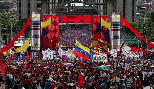 Maduro pide Nueva Constitución y la oposición llama a la rebelión