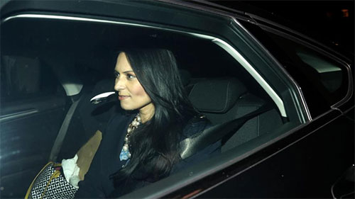 Priti Patel dimite tras encuentros secretos con responsables sionistas