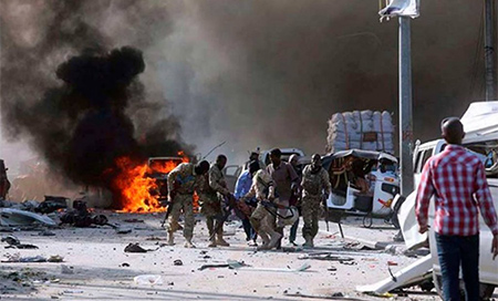 Más de diez muertos por la explosión de dos coches bomba en Mogadiscio