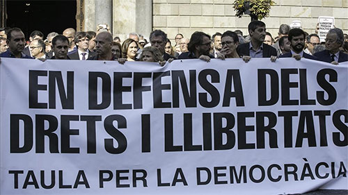 Cataluña protesta contra el encarcelamiento de dos líderes independentistas