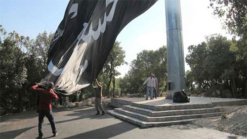 Hezbolá instala el emblema de “Hussein” en uno de los montes más elevados de Líbano