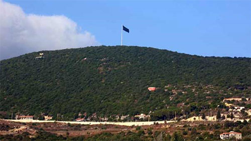 Hezbolá instala el emblema de “Hussein” en uno de los montes más elevados de Líbano