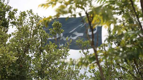 Hezbolá instala el emblema de “Hussein” en uno de los montes más elevados de Líbano