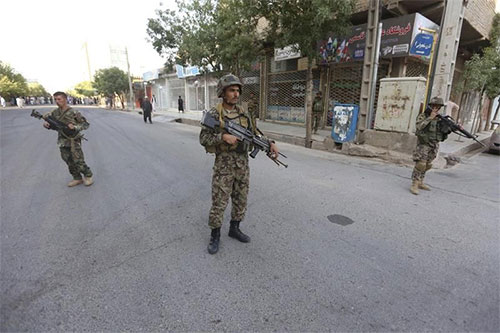 Talibán ataca instalaciones oficiales en el sur de Afganistán