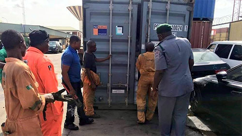 Las autoridades nigerianas confiscan un impresionante alijo de armas