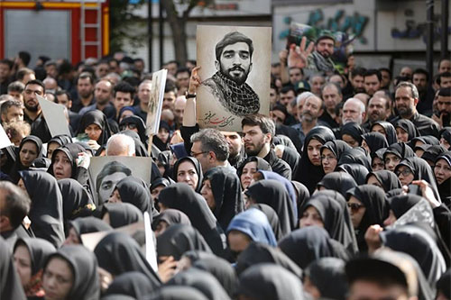 El líder supremo de Irán participa en el funeral del mártir Hoyayí