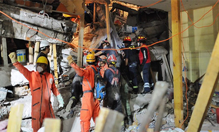 Encuentra a seis niños con vida bajo los escombros del colegio Enrique Rébsamen 
