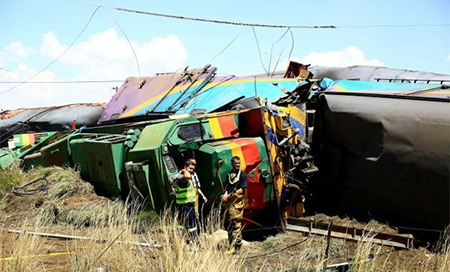 Más de catorce muertos por descarrilar un tren en Sudáfrica