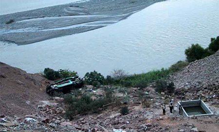 Mueren más de 30 personas al caer autobús a un abismo en Perú 
