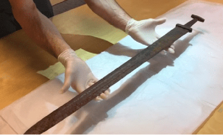 Hallan una espada vikinga del siglo IX 