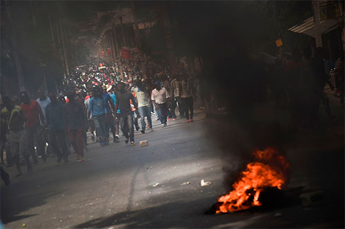 Policías y manifestantes se enfrentan en protestas de Haití