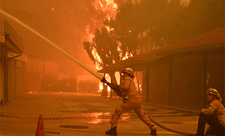 Más de 1000 desaparecidos por los incendios en California  