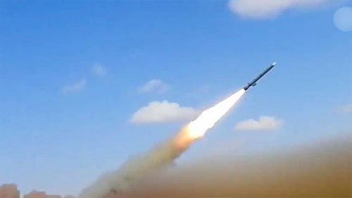 Fuerzas yemeníes atacan con misiles base aérea saudí en Najran