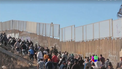 Miles de migrantes llegan a Tijuana en la frontera de México con EEUU