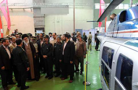 KHAMINEI VISITA LA EXPOSICI&OacuteN DE LOS LOGROS CIENT&IacuteFICOS DE LAS FUERZAS ARMADAS