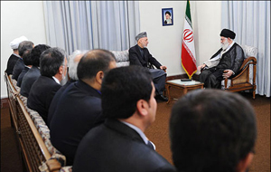 IMAM KHAMINEI RECIBI&Oacute EL PRESIDENTE AFGANO, HAMID KARZAI, Y SU DELEGACI&OacuteN