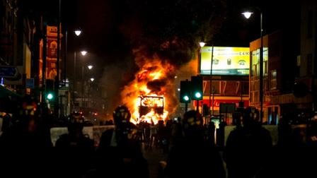 REINO UNIDO CAMERON PIDE QUE EL PARLAMENTO VOLVER DE SUS VACACIONES 
