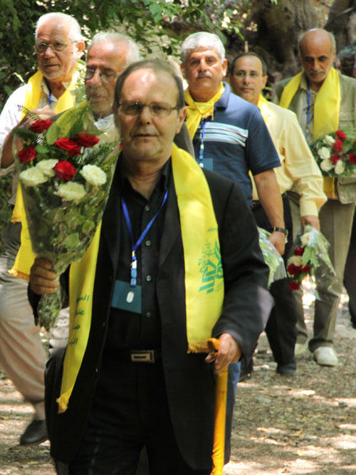 LOS HONESTOS VISITAN LOS MUYAHIDINES PARA FELICITARNOS POR EL D&IacuteA DE LA VICTORIA