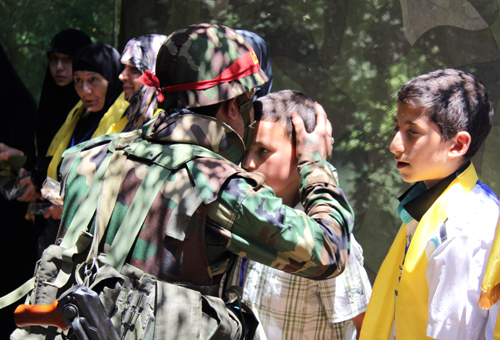 LOS HONESTOS VISITAN LOS MUYAHIDINES PARA FELICITARNOS POR EL D&IacuteA DE LA VICTORIA