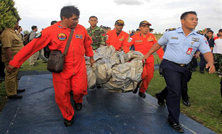 Hallan los restos del avión desaparecido de AirAsia 