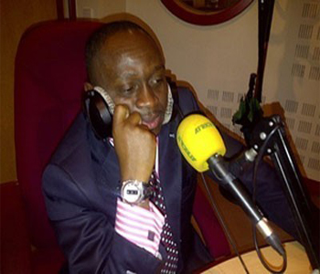 Periodista franc&eacute;s se burla de presidente franc&eacute;s