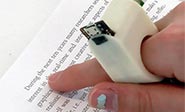 Anillo parlante que traduce en audio todo lo que el dedo señala 