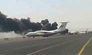 Aviación saudí bombardea el aeropuerto de Sanaa y destruye un avión civil